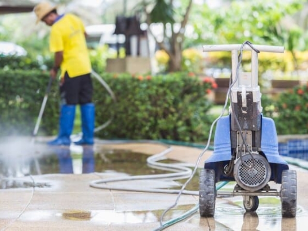 [fpdl.in]_outdoor-floor-cleaning-with-high-pressure-water-jet_30478-1919_normal